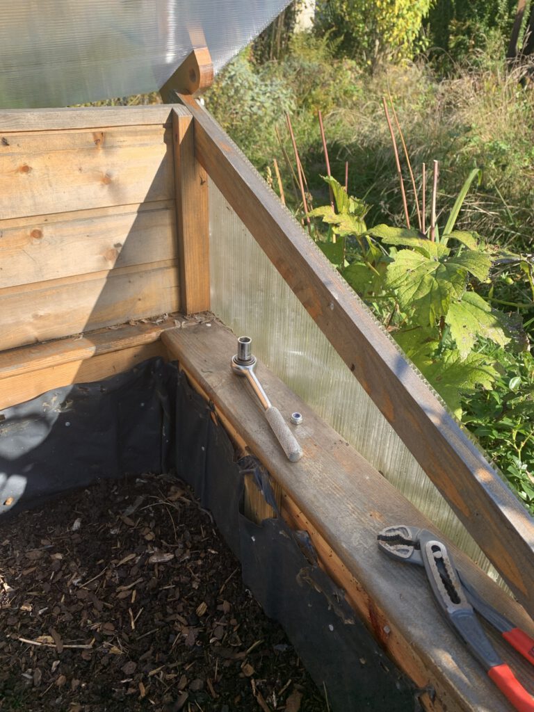 Beetbedachung mit Montagewerkzeug